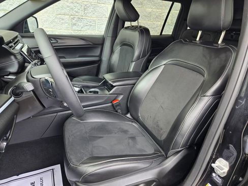 Used 2024 Jeep Grand Cherokee Altitude AWD/4WD image 14