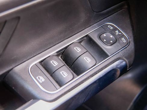 Used 2025 Mercedes-Benz GLB 250 4MATIC image 17