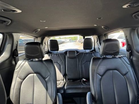 Used 2025 Chrysler Pacifica Select FWD image 18