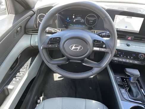 New 2025 Hyundai Elantra Limited FWD image 4