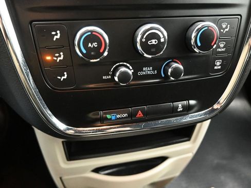 Used 2016 Dodge Grand Caravan SE image 18