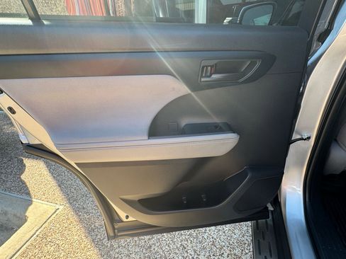 Used 2022 Toyota Highlander LE image 33