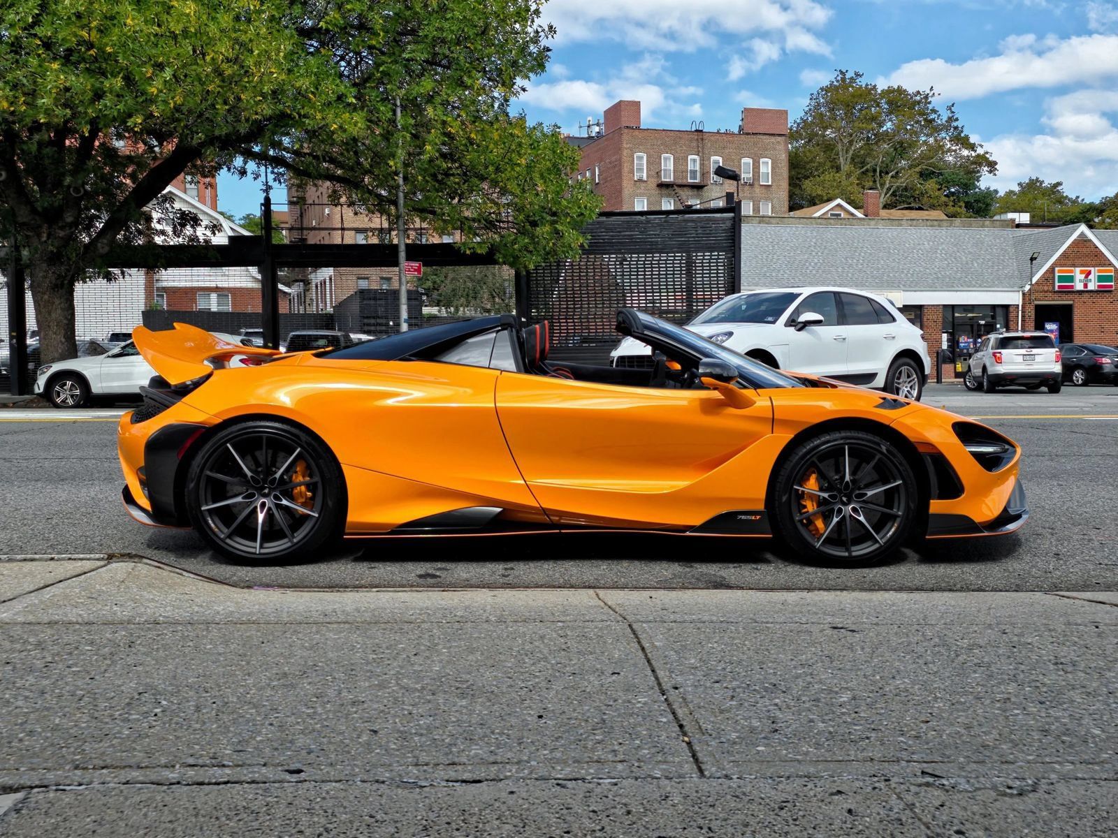 Used 2022 McLaren 765LT RWD image 5