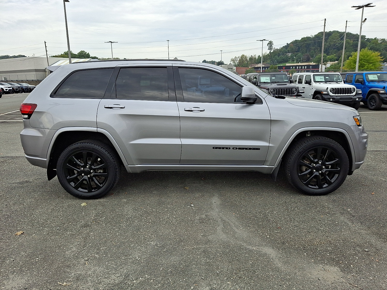 Used 2018 Jeep Grand Cherokee Altitude AWD/4WD image 7