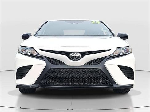 Certified 2020 Toyota Camry SE image 2