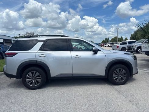 Used 2025 Nissan Pathfinder SV FWD image 4