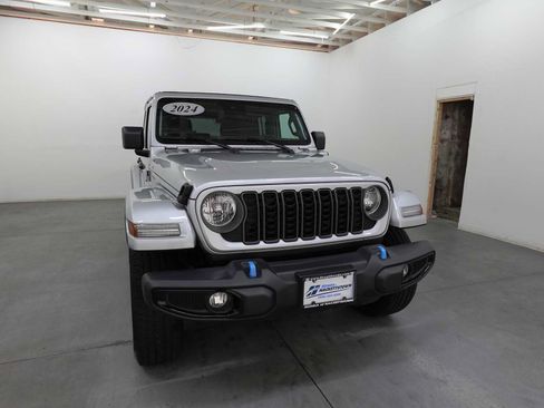 Used 2024 Jeep Wrangler Unlimited w/ Convenience Group AWD/4WD image 3