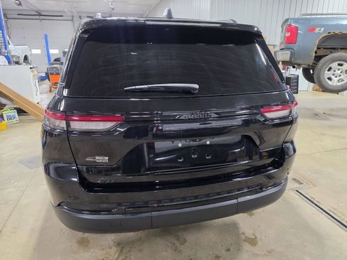 Used 2023 Jeep Grand Cherokee Altitude AWD/4WD image 7