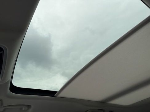 Used 2025 Land Rover Range Rover Velar S AWD/4WD image 12