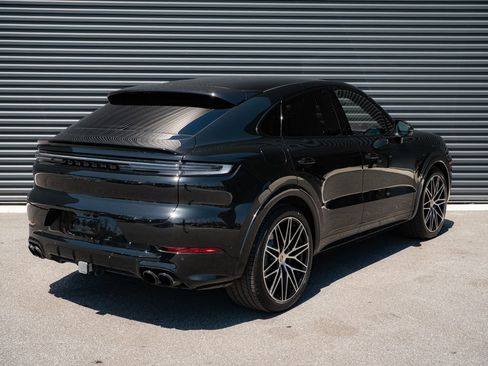 Certified 2025 Porsche Cayenne GTS AWD/4WD image 29