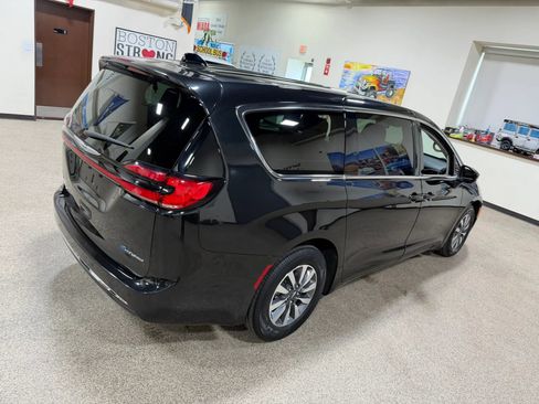 Used 2023 Chrysler Pacifica Touring-L FWD image 15