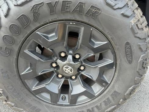 Used 2020 Toyota Tacoma TRD Off-Road w/ Technology Package AWD/4WD image 21