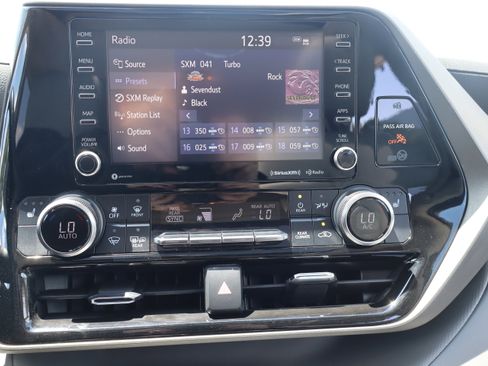 Used 2022 Toyota Highlander XLE AWD/4WD image 20