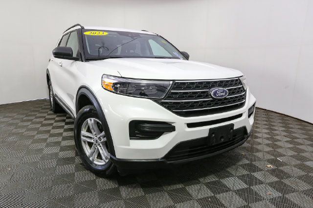 Used 2023 Ford Explorer XLT AWD/4WD image 3