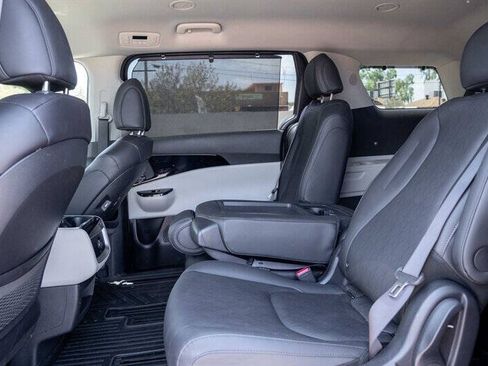 Used 2024 Kia Carnival EX FWD image 16
