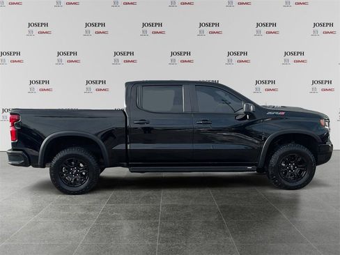 Used 2023 Chevrolet Silverado 1500 ZR2 w/ Technology Package image 8