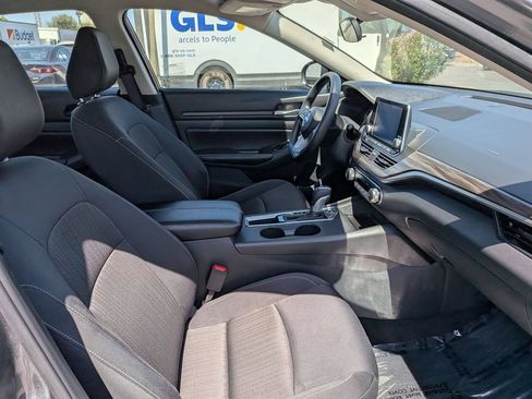 Used 2025 Nissan Altima 2.5 SV FWD image 30