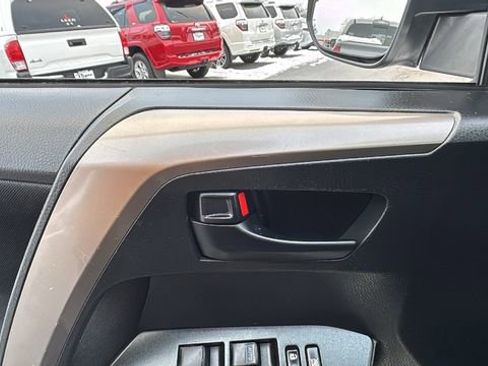Used 2018 Toyota RAV4 LE image 11
