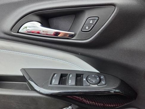 Used 2025 Chevrolet Trax LT w/ LT Convenience Package image 17