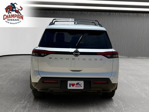 Used 2025 Nissan Pathfinder SV FWD image 4