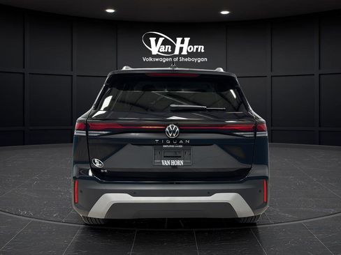 Used 2025 Volkswagen Tiguan SE FWD image 4
