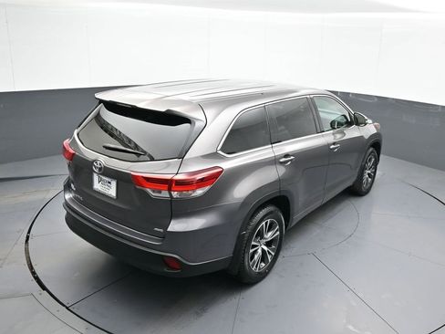 Used 2017 Toyota Highlander LE image 38