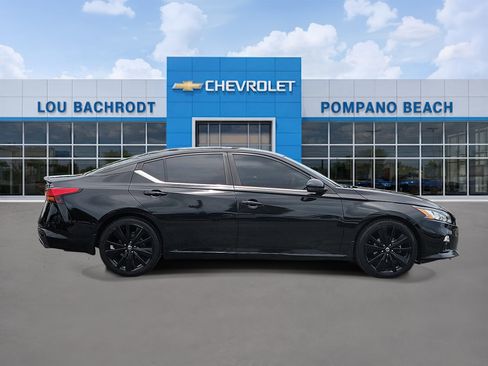 Used 2022 Nissan Altima 2.5 SR w/ Midnight Edition Package FWD image 2