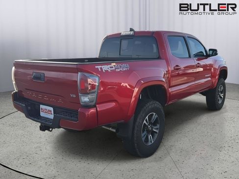 Used 2018 Toyota Tacoma TRD Sport AWD/4WD image 6