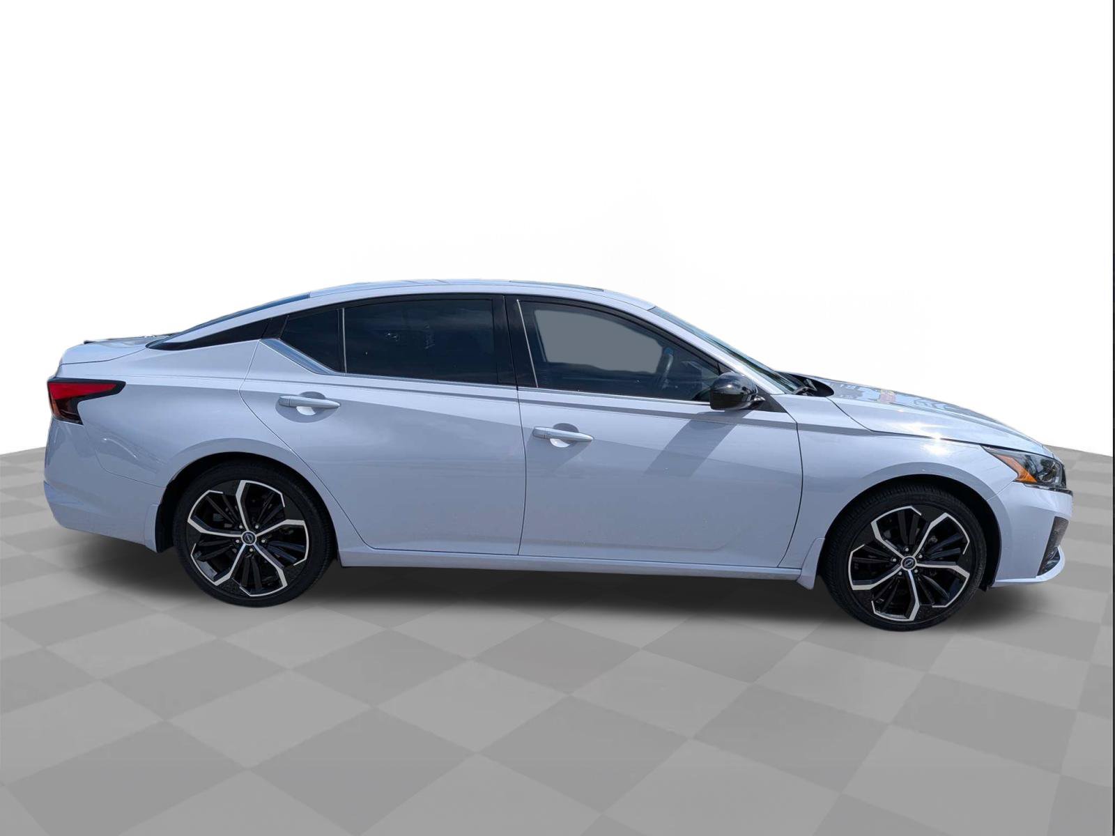 Used 2024 Nissan Altima 2.5 SR w/ SR Premium Package FWD image 3