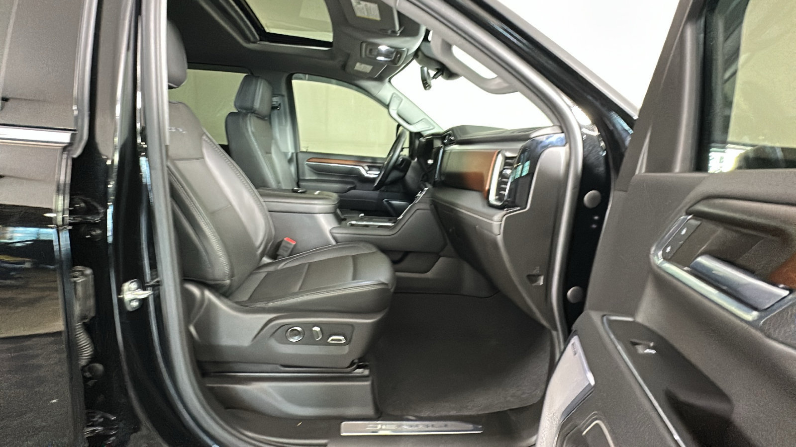 Used 2024 GMC Sierra 2500 Denali w/ Denali Reserve Package AWD/4WD image 35