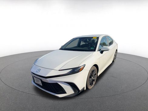 Used 2025 Toyota Camry SE image 4