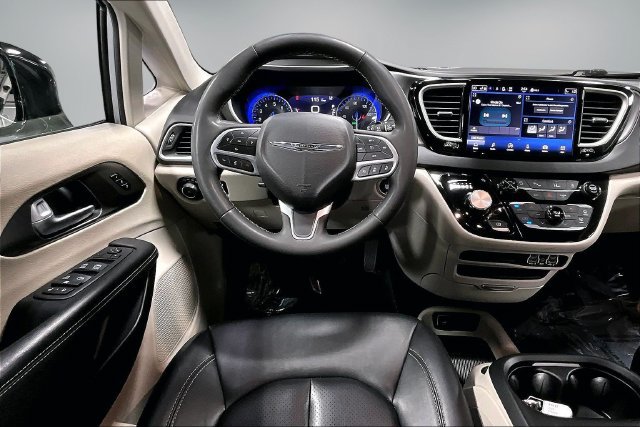 Used 2024 Chrysler Pacifica Touring-L FWD image 8