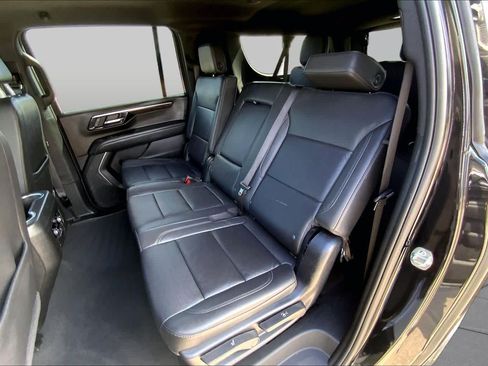 Used 2025 Chevrolet Suburban LT RWD image 20