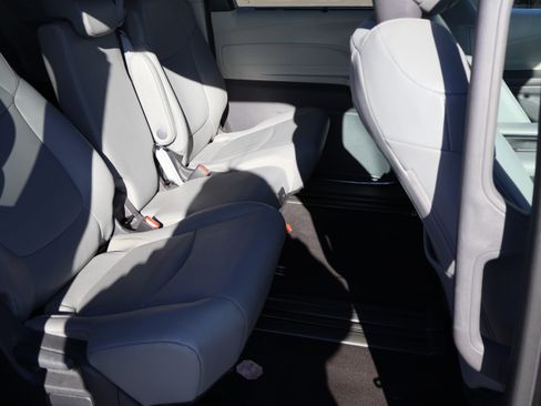 Used 2024 Toyota Sienna XLE image 12