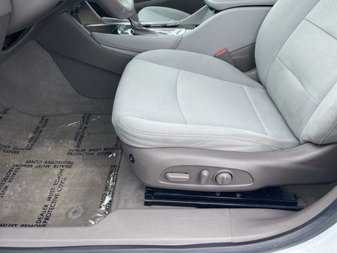 Used 2017 Chevrolet Malibu LT w/ Driver Confidence Package image 4