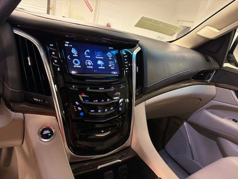 Used 2019 Cadillac Escalade Premium Luxury RWD image 40