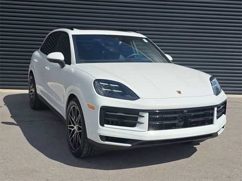 Used 2025 Porsche Cayenne image 9