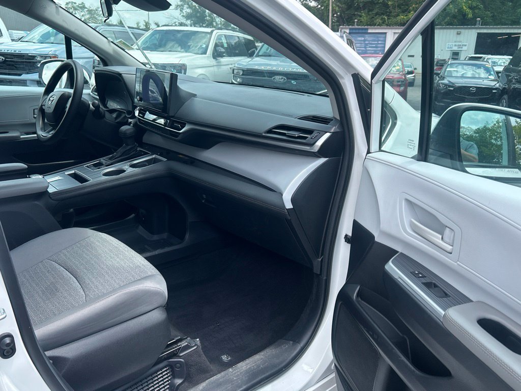 Used 2025 Toyota Sienna LE AWD/4WD image 16