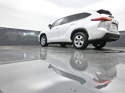 Used 2022 Toyota Highlander LE image 27