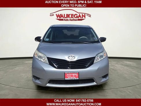 Used 2014 Toyota Sienna L FWD image 2