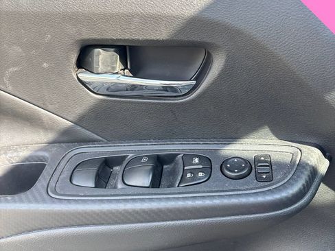 Used 2020 Nissan Versa SV w/ Trunk Package FWD image 10