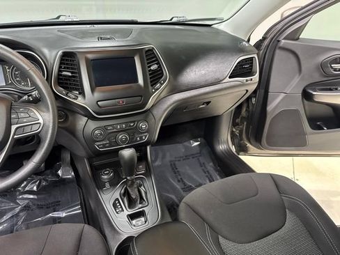 Used 2019 Jeep Cherokee Latitude w/ Popular Appearance Group AWD/4WD image 19