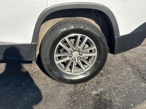 Used 2023 Chevrolet Traverse LT image 9