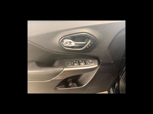 Used 2019 Jeep Cherokee Limited AWD/4WD image 12