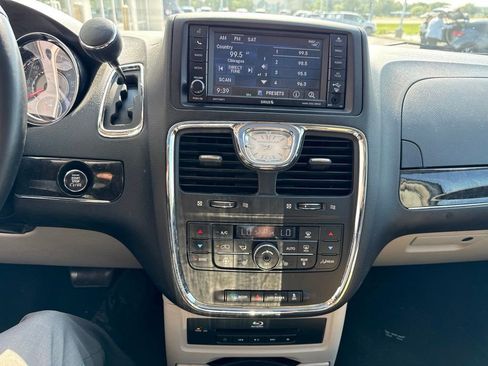 Used 2016 Chrysler Town & Country Touring-L FWD image 16