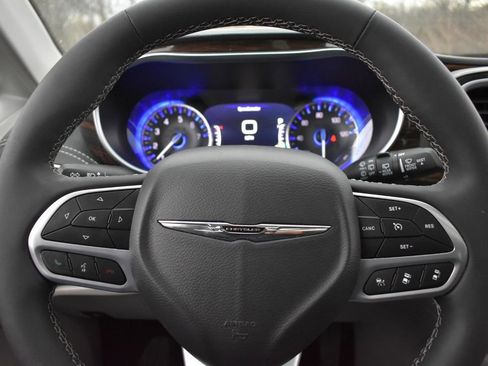 Used 2024 Chrysler Pacifica Limited image 15