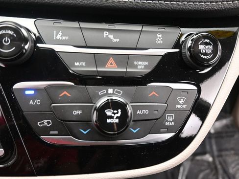 Used 2024 Chrysler Pacifica Limited FWD image 33