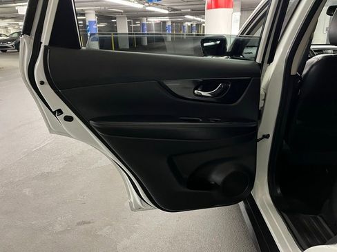 Used 2017 Nissan Rogue SL image 16