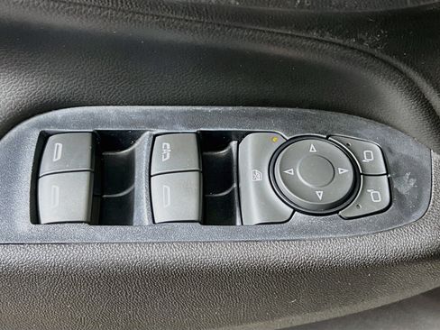 Used 2018 Chevrolet Equinox LT FWD image 16