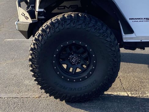 Used 2018 Jeep Wrangler Unlimited Rubicon w/ Connectivity Group image 9